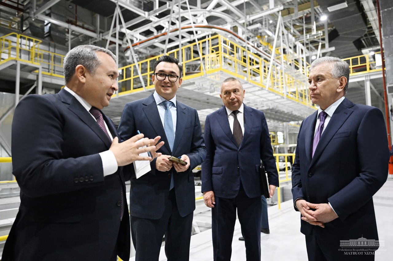Президент Шавкат Мирзиёев ознакомился с деятельностью автомобильного завода «ADM Jizzakh».